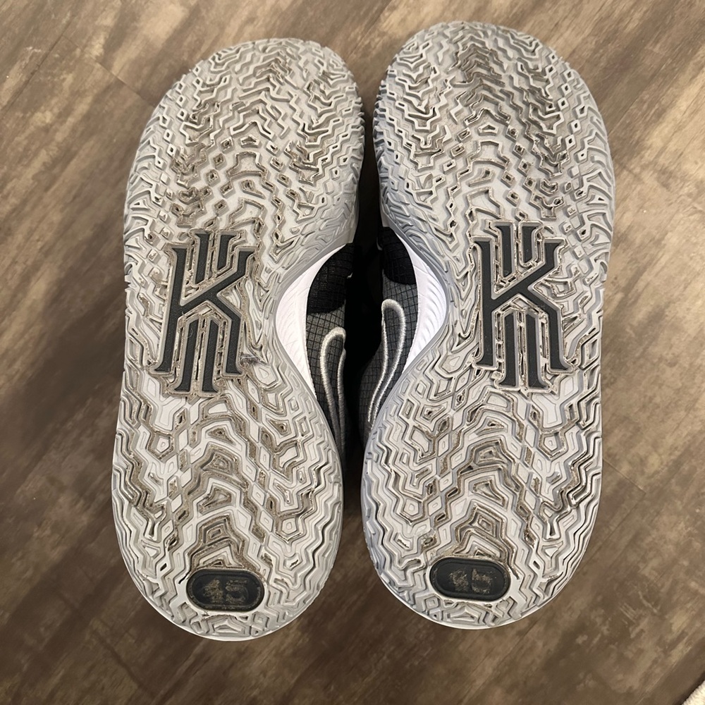 Nike Kyrie Low 5 Basketball Shoes - Picture 4 of 5